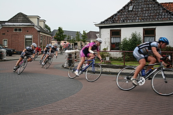 Wedstrijdbeeld uit de 3e Ronde van Noordhorn, 2008. Het hoofdnummer, de vrouwen, vanuit de Langestraat de Oosterweg indraaiend.