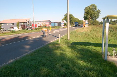 Hier kijkt de man op de N355 of de boor een goede route neemt....