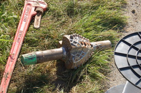 Deze boor vergroot de boring, zodat de buis er door kan...