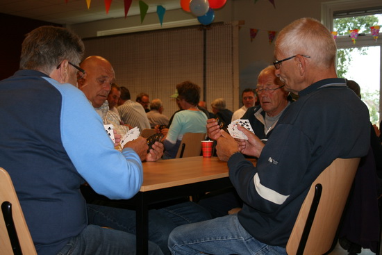 Spelmoment tijdens de klaverjasavond in de Feestweek 2011, grote zaal Dörpsstee