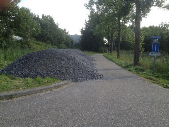 Thuisgekomen vind ik in de mailbox een bericht met foto van Fré Bisschop, Mokkenburgbewoner. Moet je eens kijken, is dit nou een manier van doen??!! Nee, dit zou niet moeten kunnen, zeker niet als je weet dat dit de enige overgebleven toegang is.... Kenmerkend voor deze egotijd?