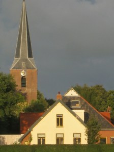 Een nog grotere krachtsinspanning van de lutje Canon, vanaf het fietspad langs de N355.... Fraai stukje Noordhorn bij avondlicht....
