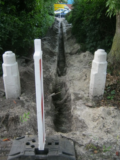 Pad bij huize Koets gestremd, sleuf gegraven... Waarom het niet even correct wordt aangegeven bij Paluno en gymgebouw? Ach, het gaat "slechts" om voetgangers en fietsers....