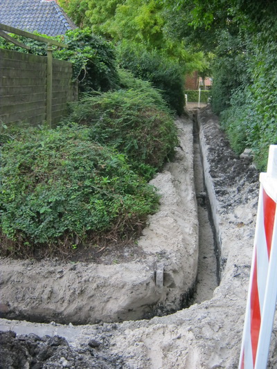 Vanaf de parkeerplaats bij gymgebouw, tussen Oosterweg en Langestraat-Midden... Mooie sleuf, mooi bochtje....