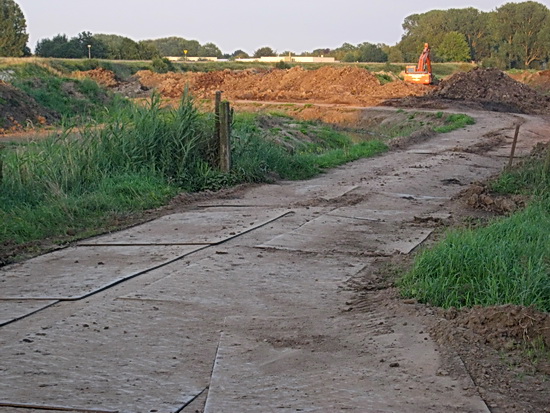 Nog steeds wordt de oude Mokkenburgweg-zuidwest gebruikt voor het aan- en afvoeren van grond.... De laatste stuiptrekkingen van een ten dode opgeschrevene.... Kijk, het zand absorbeert de kleur van de ondergaande zon....