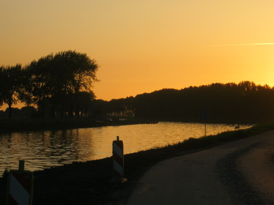 En daar is het Van Starkenborghkanaal in betoverde staat... Van de bochtverruiming aan de overkant is niets te herkennen. Hoeft ook niet, we houden het 'even' droomachtig....