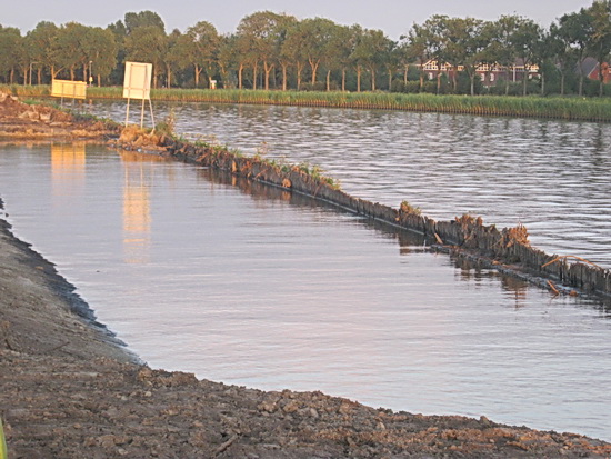 Aan de noordzijde van het kanaal wordt steeds meer grond weggegraven, deze bocht wordt royaal verruimd!
