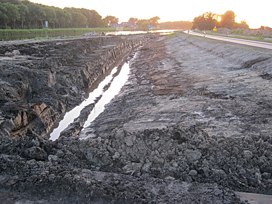 Standpunt fotograaf iets opgeschoven richting spoorbrug. Waterstaatkunde in beeld...
