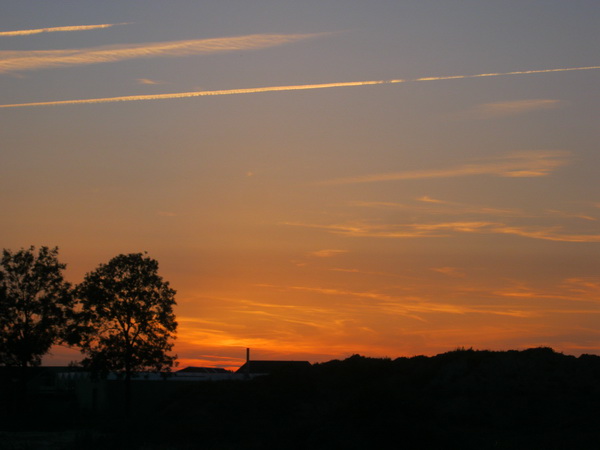 Zonsondergang tot besluit, boven het bedrijventerrein. Elke avond, maar altijd weer 'anders'.....