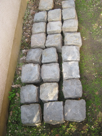 De oude straatkeien die meer dan een halve meter onder het straatoppervlak van de Langestraat werden aangetroffen door de kabelleggers...