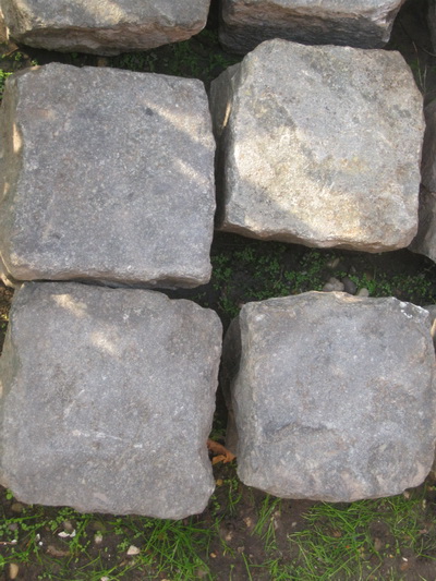 Een deel van de forse straatkeien, onvergankelijk... 