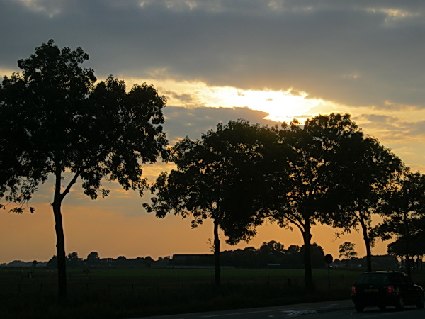 Sfeervolle foto vanaf het einde van de Langestraat-Noord, richting Oxwerd en Niezijl. 