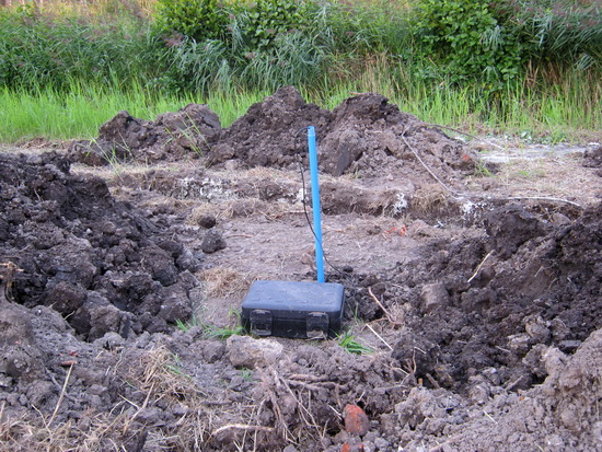 Bij het dorp wordt nog volop gewerkt aan het verleggen van de kabels. (Daarover later meer aan de hand van de foto's van Frits Mesker). Als je niet beter wist, zou je hier aan de Mokkenburgweg zeggen: "Hm, verdacht koffertje..."