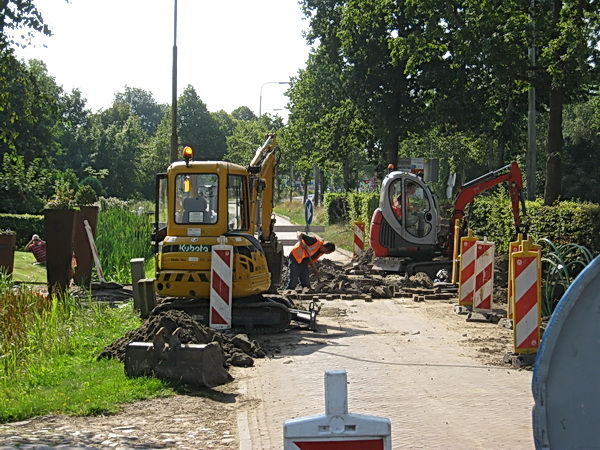 Vanmorgen,  op weg naar Poiesz om mijn twee fietstassen met boodschappen te vullen, bleek de parallelweg naast de N355 te zijn afgesloten. Dan maar naar de overkant.... Hé, kijk, helemaal links! Wie kiekt daar om een hoekje??? Collegakieker Jan Thijs de Haan! 