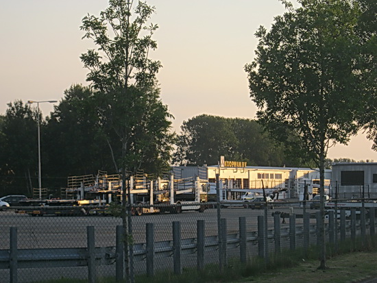 Bij de firma Koopman geen ooievaar te bekennen... Later verbaast me dat niets, als ik zie hoe het luchtruim het domein blijkt van ballonnen en vliegende bromtorren....