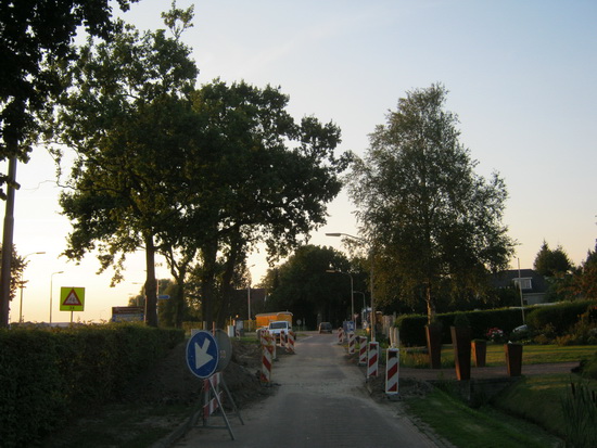De parallelweg langs de N355 is weer open, maar passeren is er op dit gedeelte niet bij.  Opvallend hoeveel verkeer er over deze parallelweg gaat....