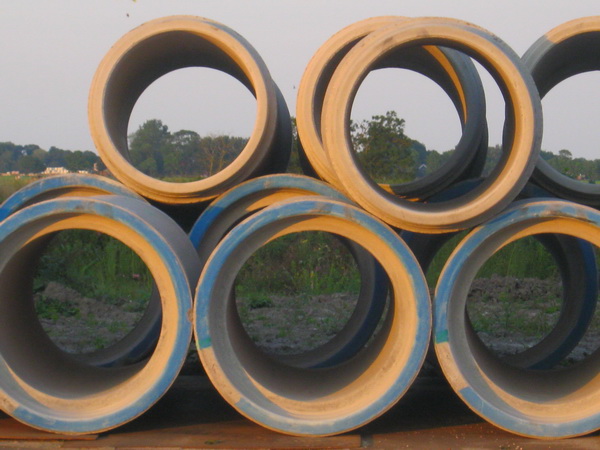 Mooi gezicht, forse buizen in de avondzon.... Zullen wel niet voor de riolering van de Noorderweg zijn bedoeld...