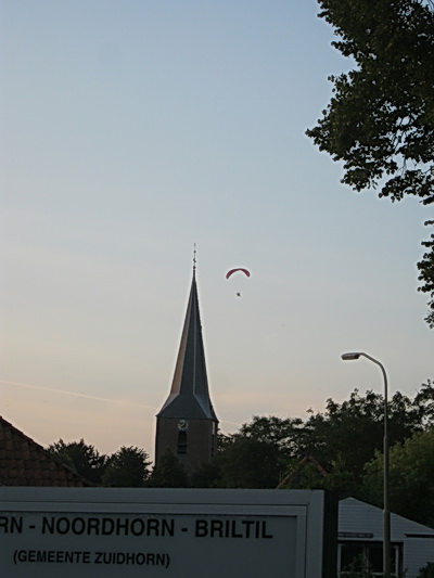 Ja, ze zijn bestuurbaar, je kunt ererondjes vliegen boven het dorp! En naar verwanten en fans roepen.... 