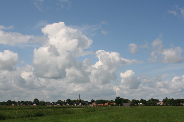 Een omtrekkende beweging via betonpad, Spanjaardsdijk Noord naar Van Starkenborghkanaal NZ.  De skyline van Noordhorn vanuit het oosten...