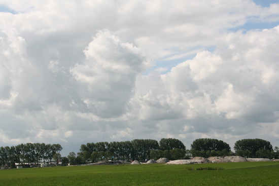 Vanaf de Spanjaardsdijk Noord kun je de groeiende grondmassa goed in het vizier krijgen. Daar waar de nieuwe hoge brug wordt aangelegd, verbindend element in de N355.