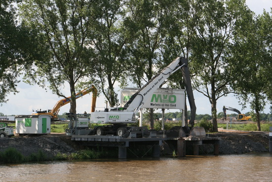 Jammer, er ligt  op dit kiekmoment geen grondschip aan de tijdelijke steiger.  Moeten we er maar bij denken...