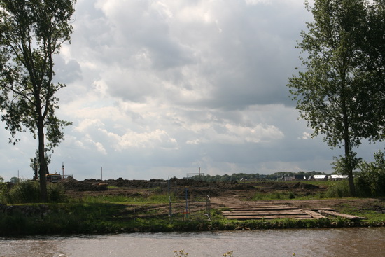 Dit is de plek aan de zuidkant van het kanaal waar de nieuwe weg wordt verbonden met de nieuwe brug. Nee, dit ziet er nog niet uit....