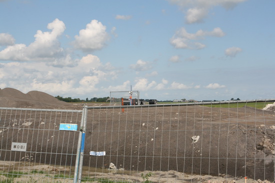 Kijk, aan de noordkant lijkt  de verbinding van nieuwe weg met nieuwe brug al grotendeels klaar te liggen. HIer is een bouwvakklus geklaard!