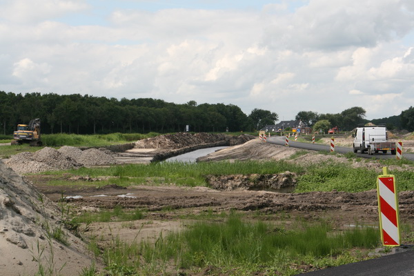 Doorgefietst naar de andere kant van de huidige N355, naar het gebied ten westen van de spoorbrug. Hier is duidelijk te zien wat de nieuwe kanaalbegrenzing wordt!