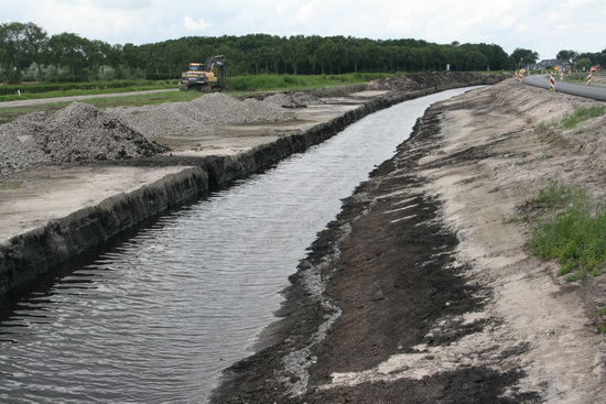 En hier nog duidelijker....  Wat er links nog ligt aan vaste grond, wordt afgegraven en afgevoerd.