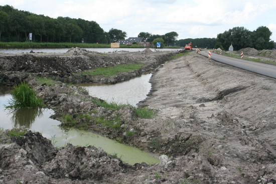 Een boeiend landschap, Nederland waterland!  Het kanaal wordt zo te zien heel wat breder!