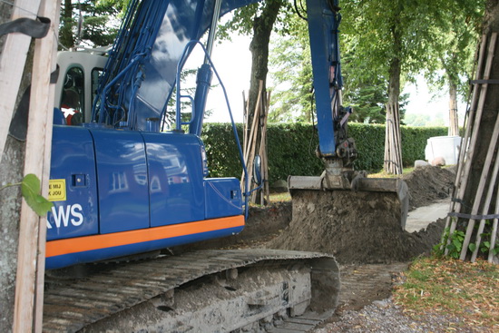 Gelukkig is het "schrapen" op dit wegdeel beëindigd... Aan het prachtige materieel zal het niet liggen! 