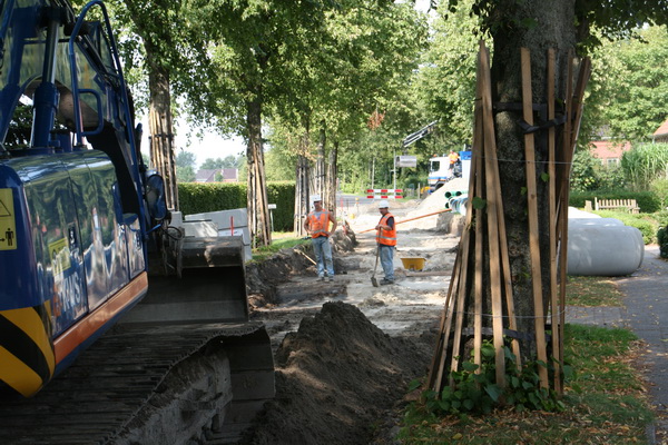 Tussen de rijen bomen aan weerskanten blijft het behoedzaam manoeuvreren. Eervol werk!