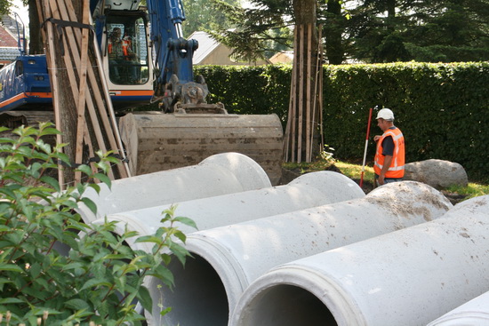 Geen kleine jongens, die rioleringsbuizen... Zo'n mannetje in oranje hes lijkt er tamelijk nietig bij....