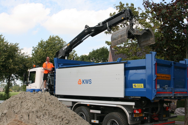 Niet alleen de graafmachine op rupsbanden lijkt me nieuwe, ook deze vrachtwagen, computer gestuurd! 