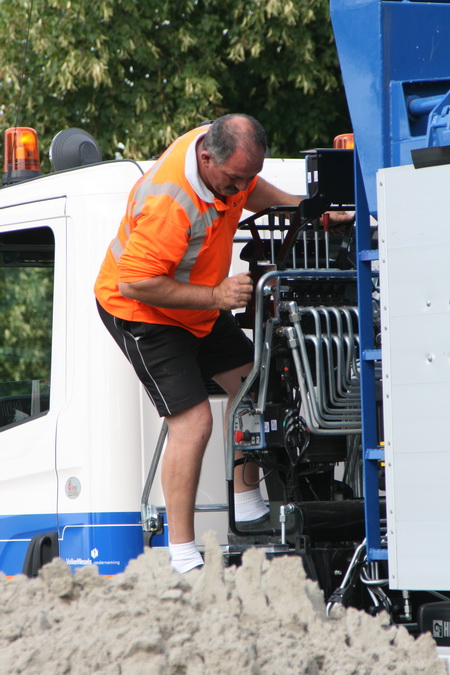 Aan een vrachtwagenrijbewijs heb je niet genoeg om met deze zandauto te werken....