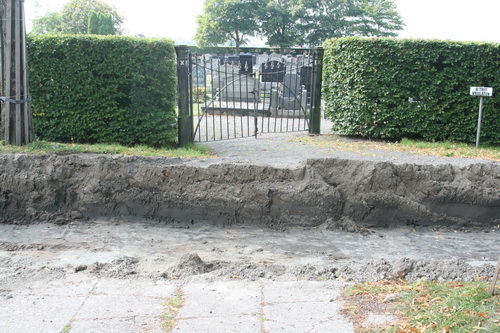 Dezer dagen is het moeilijk de begraafplaats te bereiken.  Nog een geluk dat het weer tot nu toe meezit.... 