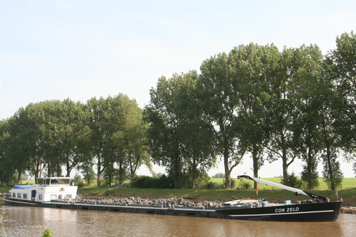 Bij het kanaal gekomen via de Spanjaardsdijk Noord zie je al een grondschip in de wacht liggen... Gedwongen pauze, even geduld a.u.b.