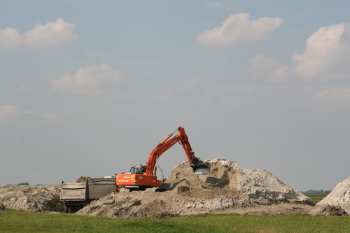 Aan de noordkant ook iets dergelijks, maar dan zonder schepen.... Daar liggen al bulten zand. Met vrachtauto's worden flinke ladingen naar liggende ondergedeelte van de nieuwe weg gebracht, straks aansluitend op de hoge brug.