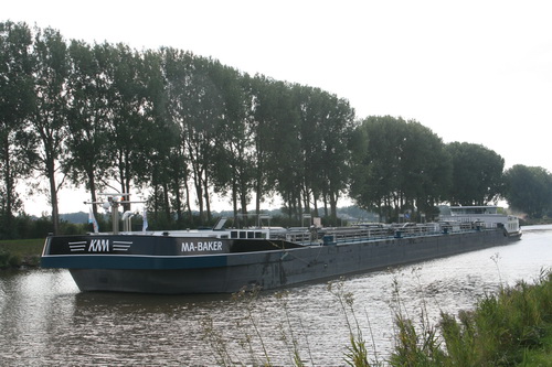 Intussen krijg je een completer beeld van wat er tegenwoordig allemaal aan binnenvaarders voorbij komt op het Van Starkenborghkanaal. Hier de "Ma Baker" (en dan dreunt meteen het liedje met dezelfde titel door mijn hoofd....)