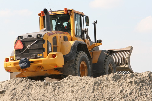 Het fraaie 'speelgoed' van de wegenbouwers wat groter in beeld. Prachtig lijkt me dat werk, resultaatgericht. En de volgende dag gewoon verder waar je de vorige dag bent gebleven...