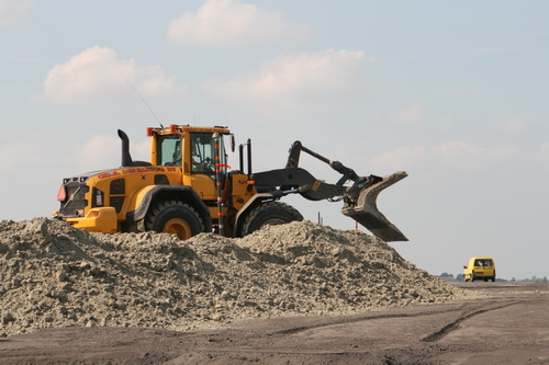 Valt me nu pas op, het lijkt net alsof de grijper een allesverslindende bek vormt die de in de verte staande auto naar binnen wil werken....