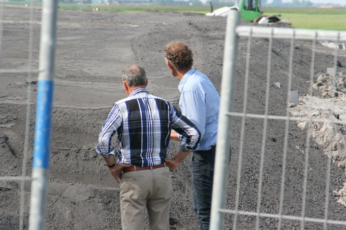 Nee, deze beide heren horen niet tot het voetvolk. Even naar de bijzondere ondergrond kijken, de een informeert de ander, en dan toch het hek maar weer sluiten... GMB? Provincie? Waterstaat?