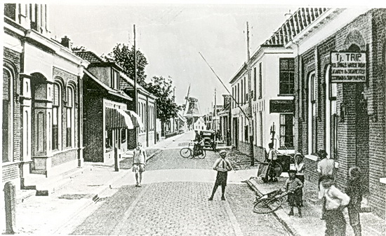 Op deze oude Langestraatfoto (plm. jaren twintig) zijn de oude straatkeien goed te zien.