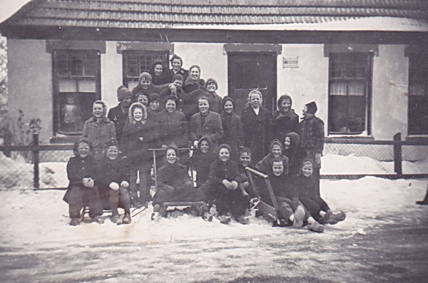De winter van 1947, met sneeuw. Er kon worden geschaatst in de Langestraat! Hier een groep kinderen voor het pand van bakker Kadijk.