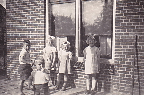 Speelkameraadjes in de vroegste jeugd uit de Langestraat: Pie Kadijk, Jannie Verhoef, Nellie Verhoef, Harrie de Vries, Jimmy de Vries