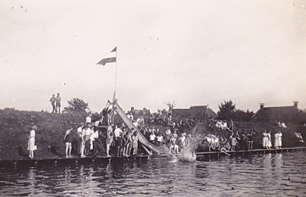 Foto gemaakt door Piet Wieringa, waarschijnlijk ook t.g.v. iets speciaals. (Vlag in top!) Er is een glijbaan geïnstalleerd, zo te zien tot grote vreugde van de aanwezige jeugd.