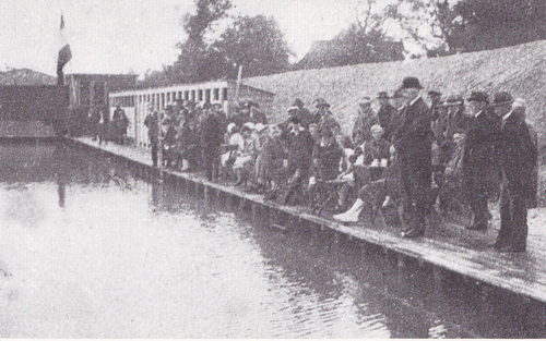 Dit is de officiële opening van het openluchtbad aan de Noordhorner Gast, augustus 1930