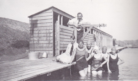 Ook deze foto is van zuid naar noord genomen. Links de houten kleedhokjes en bij de beruchte hengel badmeester De Groot.