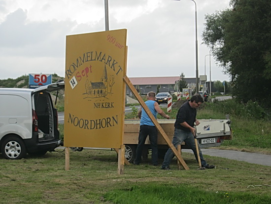 Bert en Gerard laten er geen gras over groeien, ze weten van wanten, hebben eerder met dit bijltje gehakt.... Rommelmarkt Noordhorn, groot in beeld!
