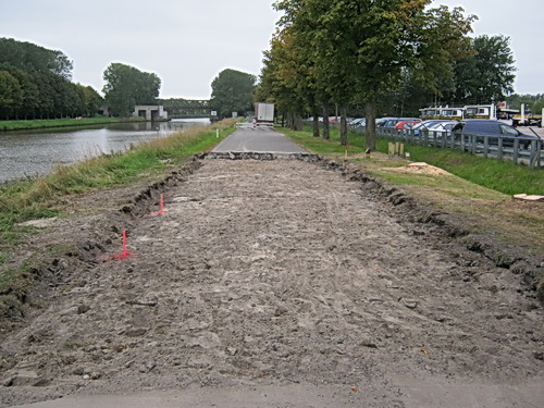 Langs de kanaalweg is het open gebroken deel van de weg geëgaliseerd. De brokstukken zijn weg, de grijper ook.... Vergeten te vragen wat hiervan de bedoeling is....